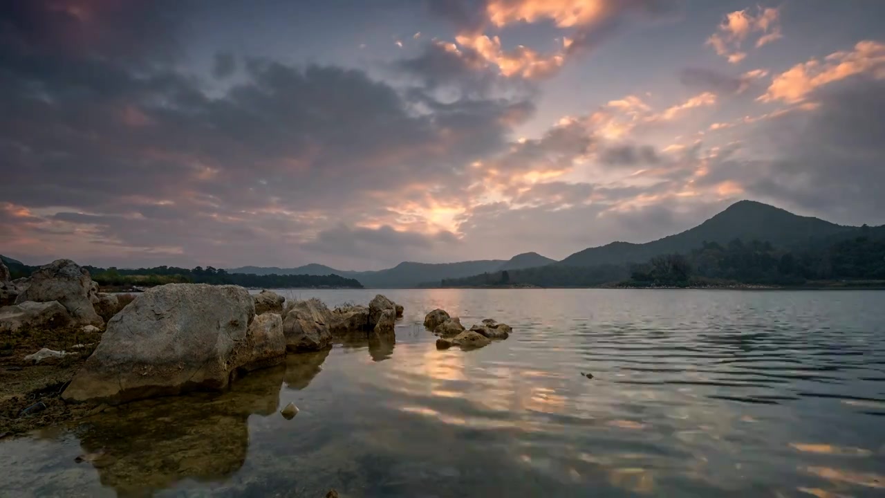 绿水青山   湖水   倒影   云彩飘动视频素材