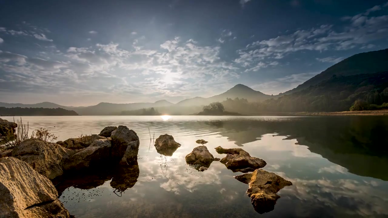 绿水青山   湖水   倒影   云彩飘动视频素材