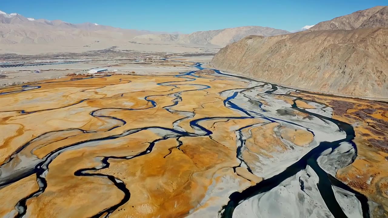 航拍中国新疆喀什地区阿拉尔金草滩湿地与塔什库尔干河视频素材