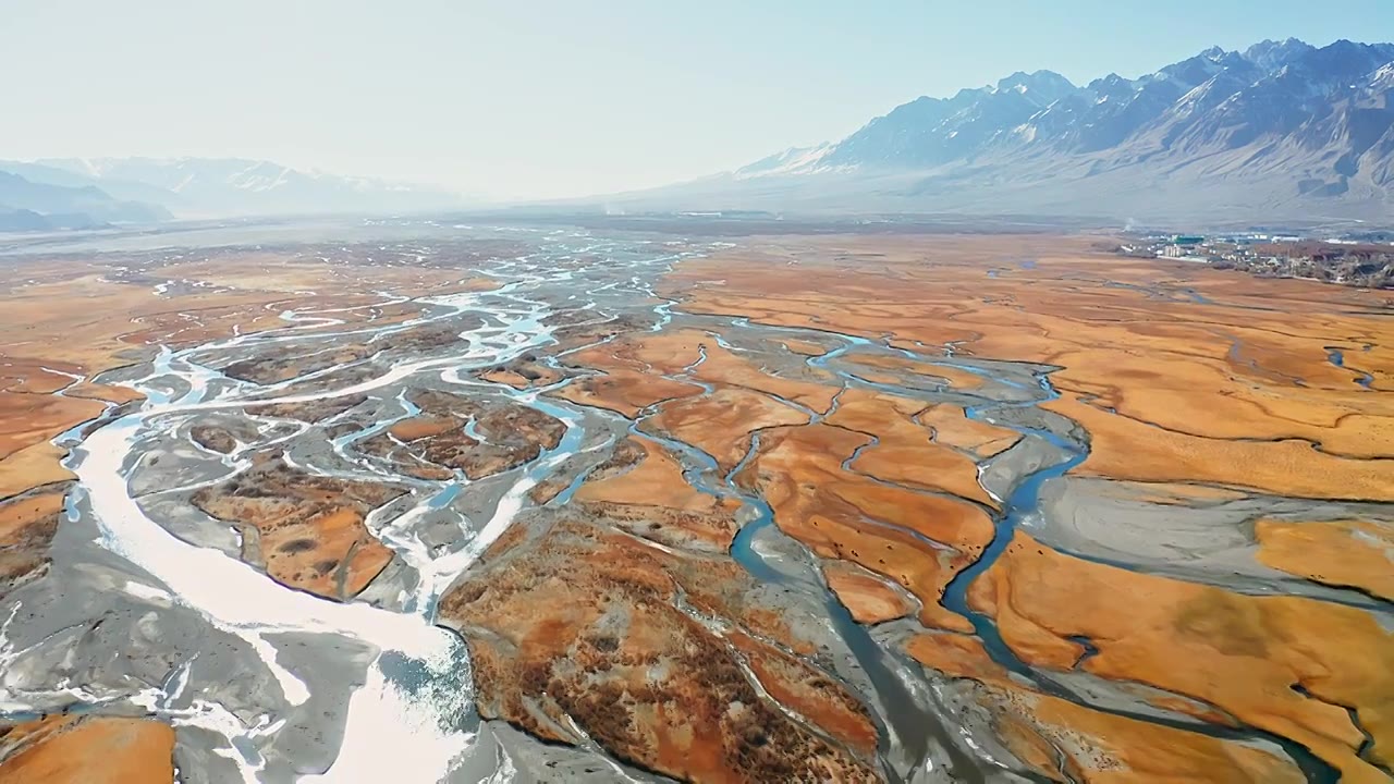 航拍中国新疆喀什地区阿拉尔金草滩湿地与塔什库尔干河视频素材