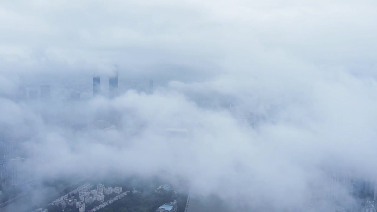 云雾缭绕的广州珠江新城视频素材