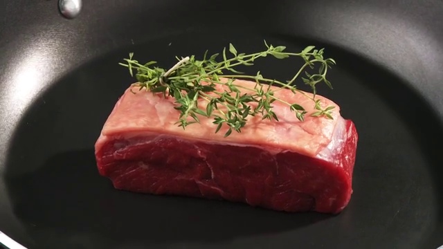 煎锅里的牛里脊肉视频素材