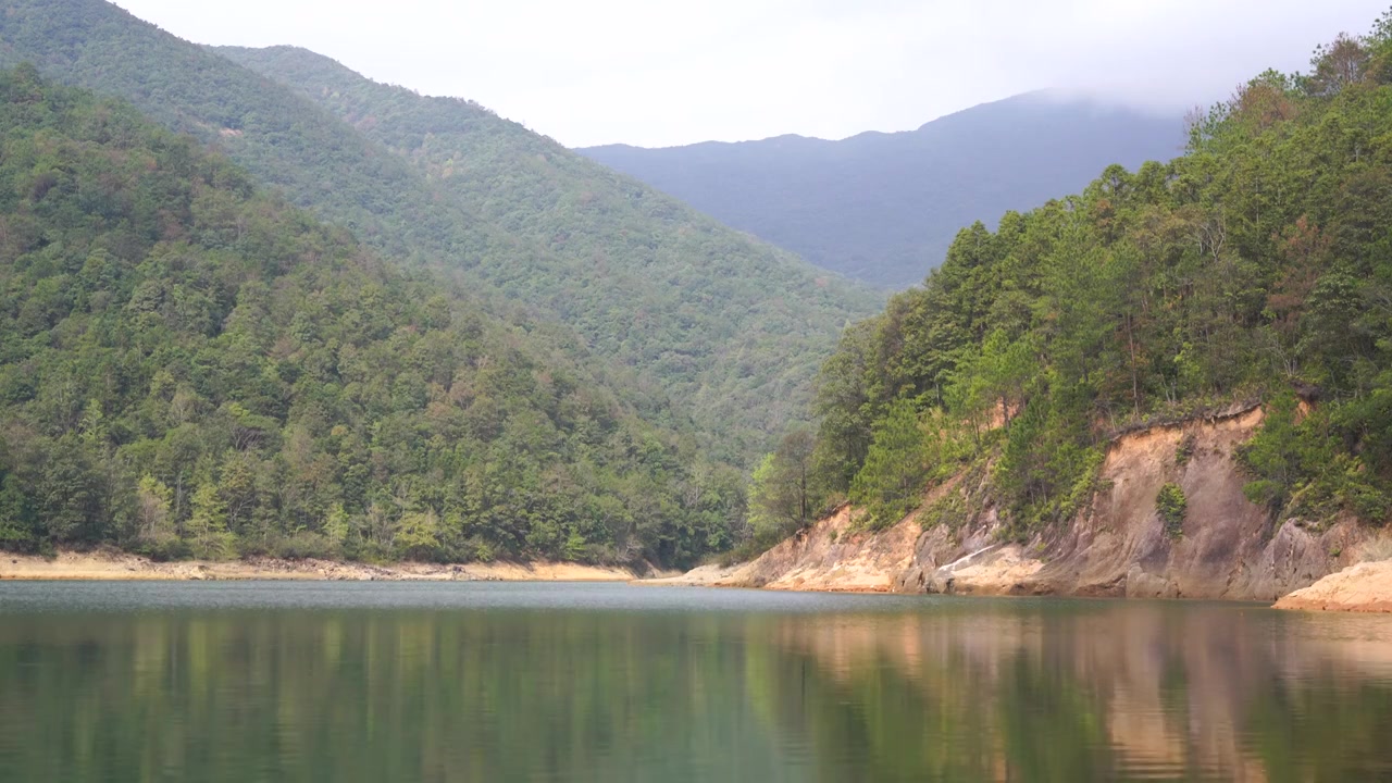 青山绿水金山银山风吹水面碧波荡漾视频素材