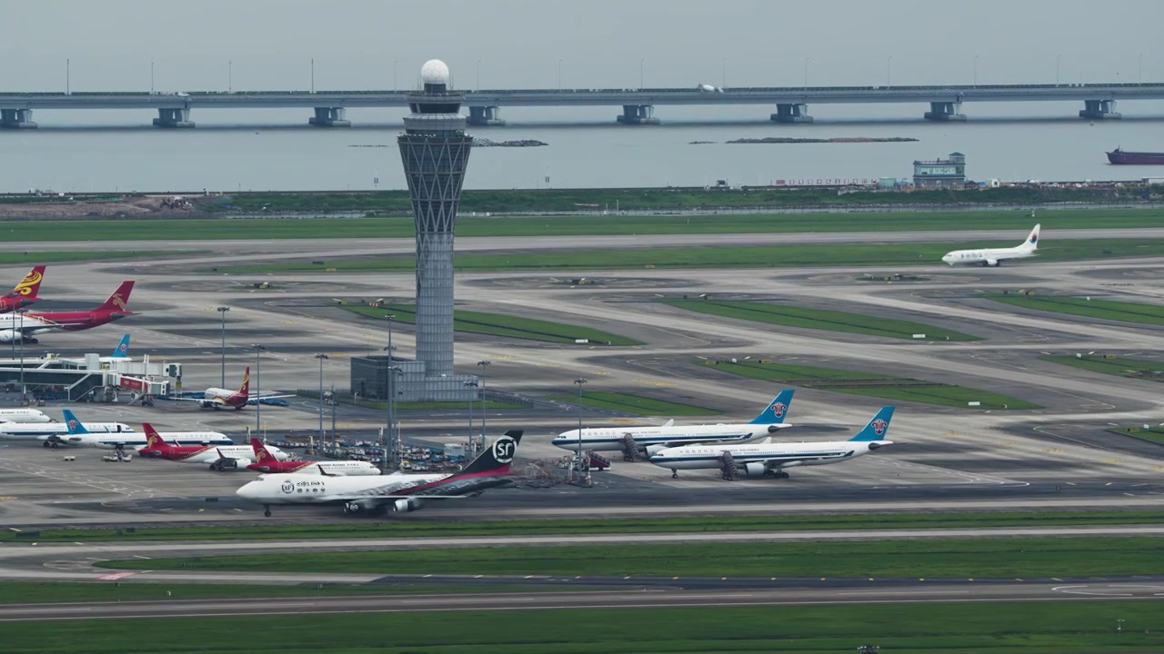 顺丰航空波音747货机在深圳机场降落及滑行视频下载