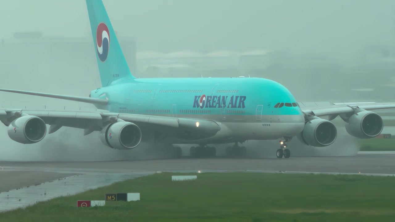 空中巨无霸A380雨中降落疯狂"吹水"壮观场面视频素材