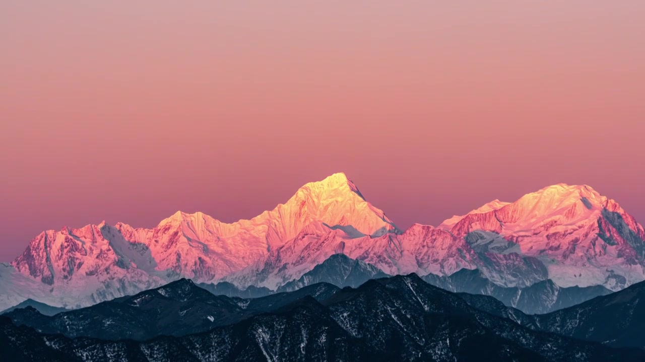 雅安泥巴山贡嘎雪山日照金山视频素材