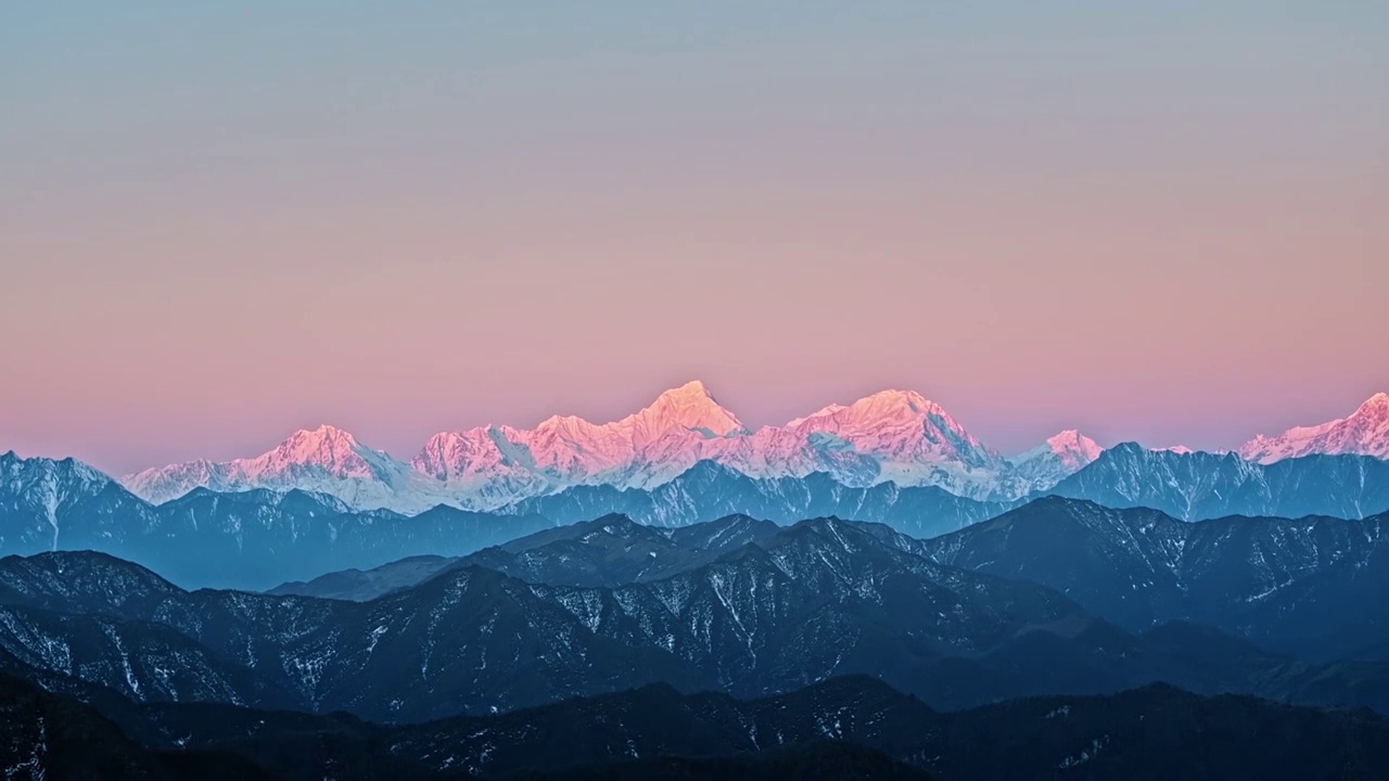 四川雅安泥巴山贡嘎雪山日照金山视频素材