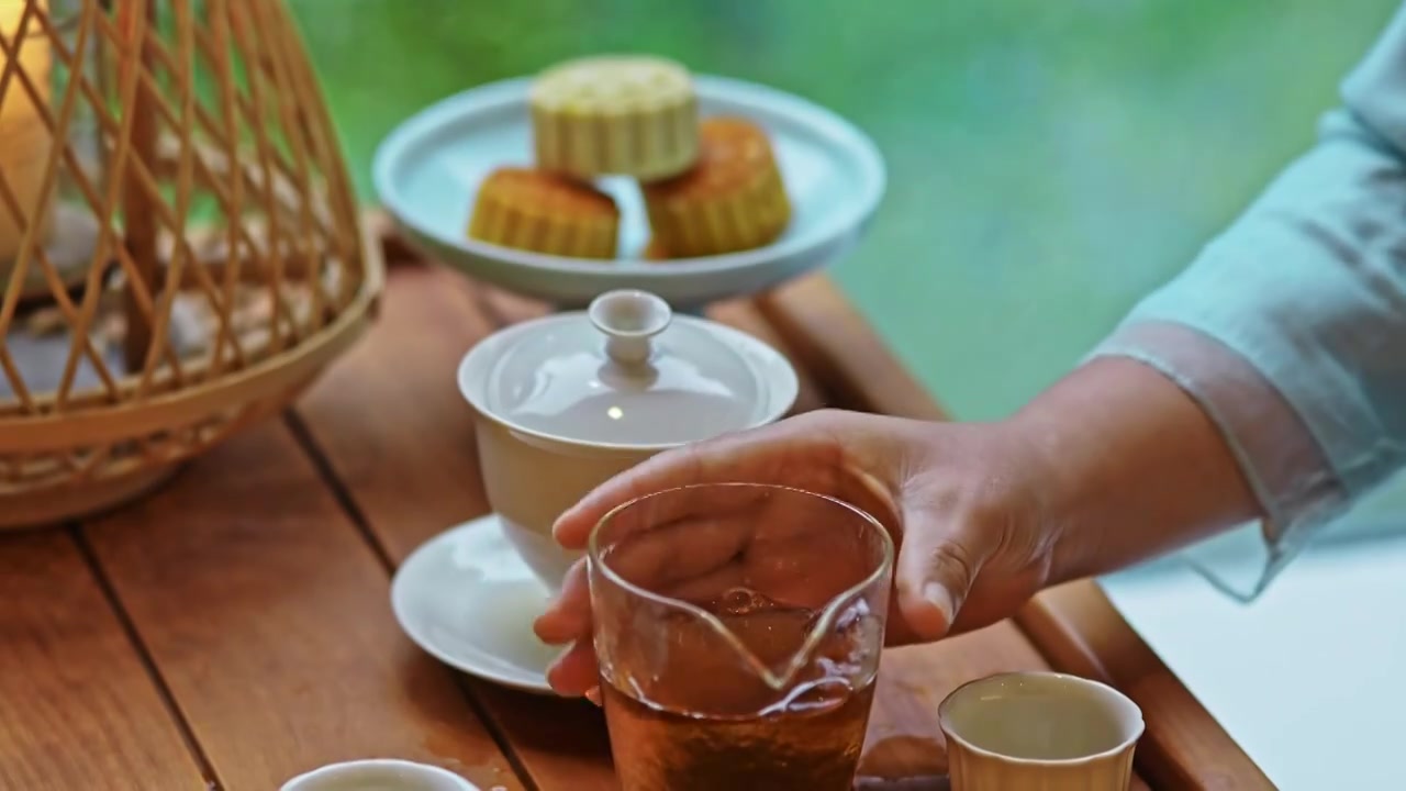 雨天茶具花瓶摆件月饼泡茶倒茶特写视频素材