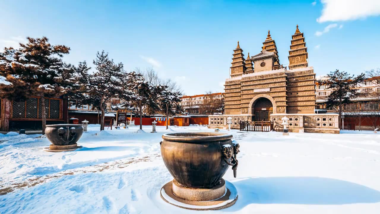 中国内蒙古呼和浩特清代五塔寺冬季建筑雪景延时摄影视频素材