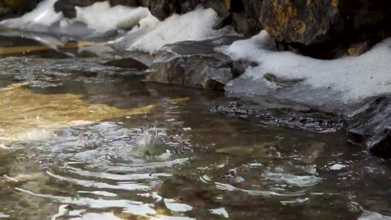 江南中式古典园林雪后屋檐水滴产生的涟漪和波纹视频素材