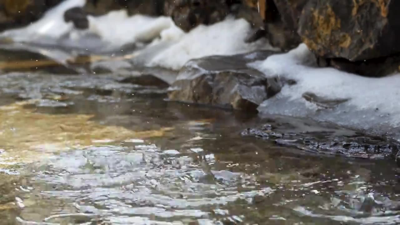 江南中式古典园林雪后屋檐水滴产生的涟漪和波纹视频素材