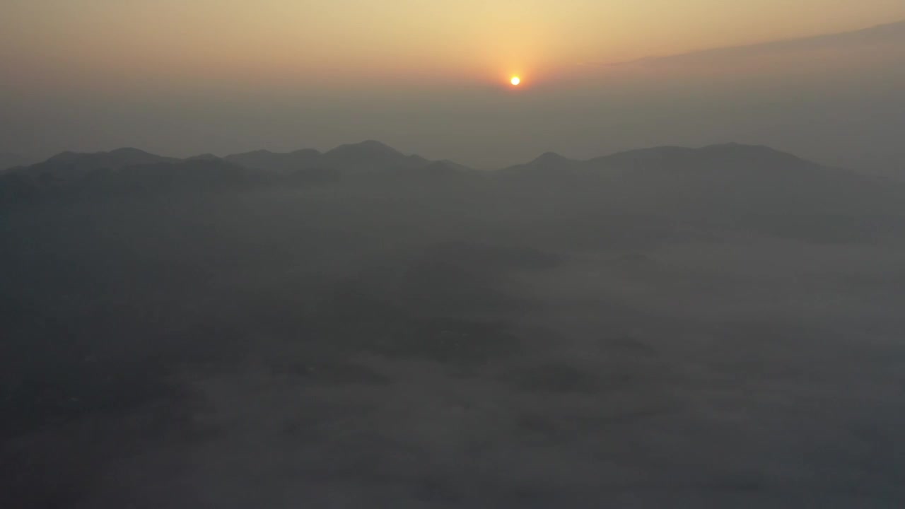 航拍山下乡村平流雾日出视频素材