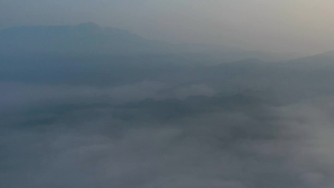 航拍山下乡村平流雾日出视频素材