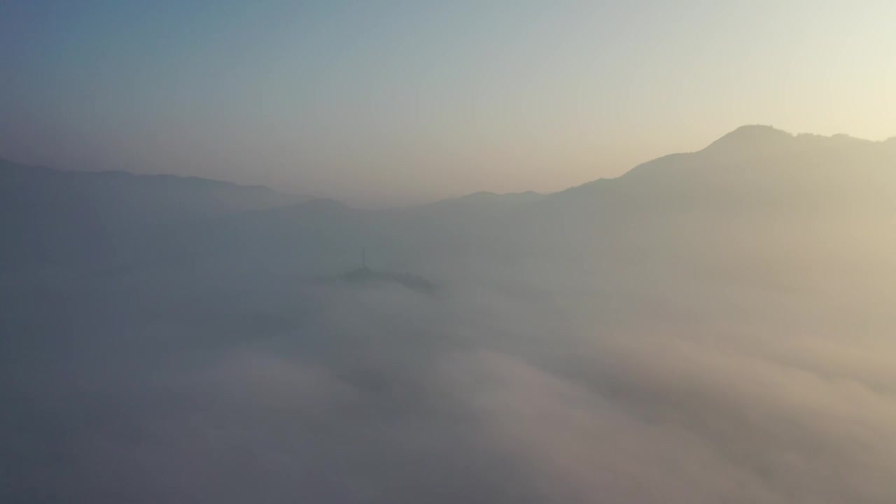 航拍山下乡村平流雾日出视频素材