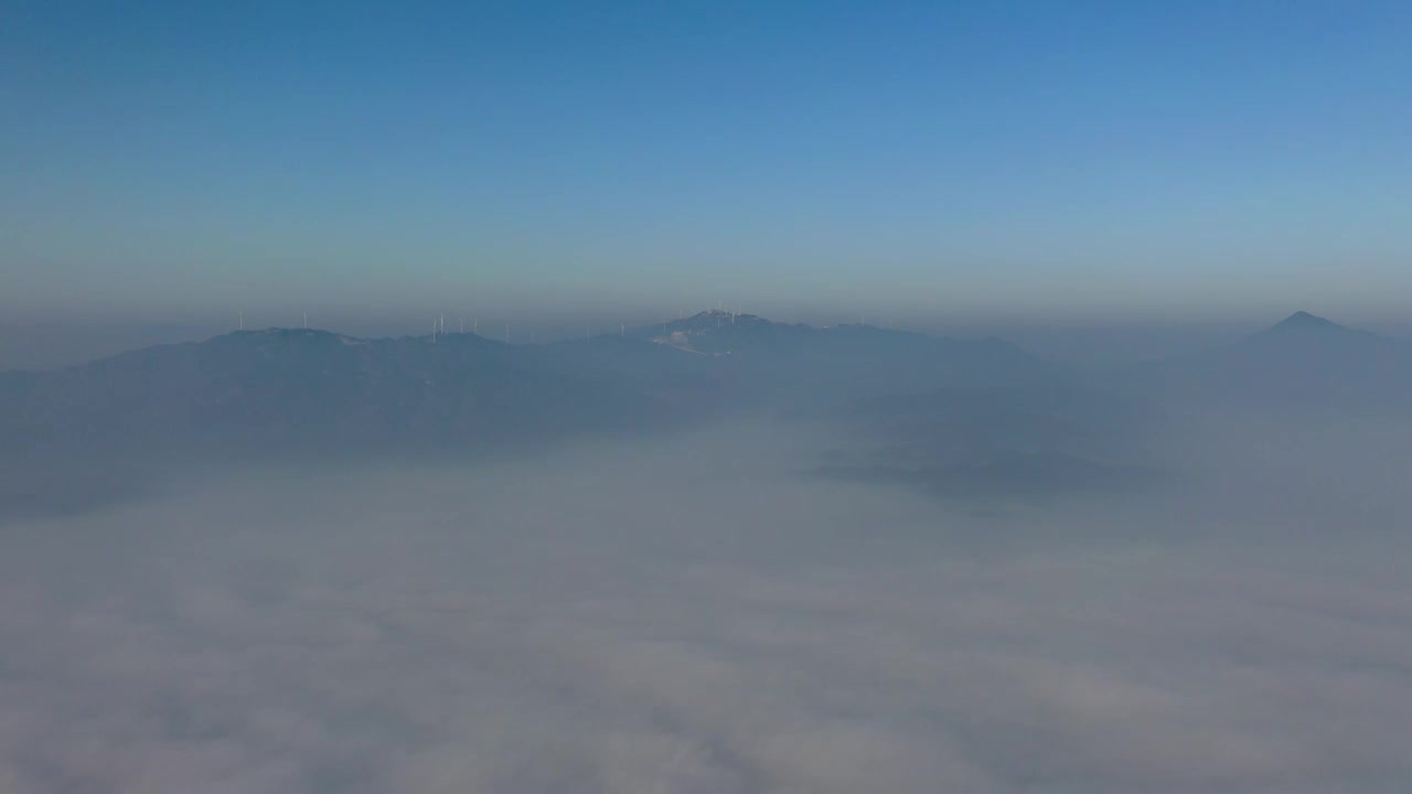 航拍山下乡村平流雾日出视频素材