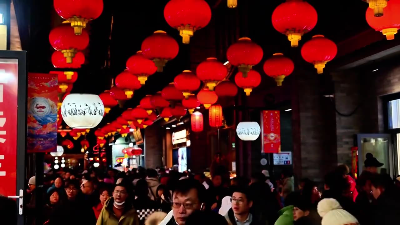 北京前门大栅栏春节过年花灯灯会夜景人流视频素材