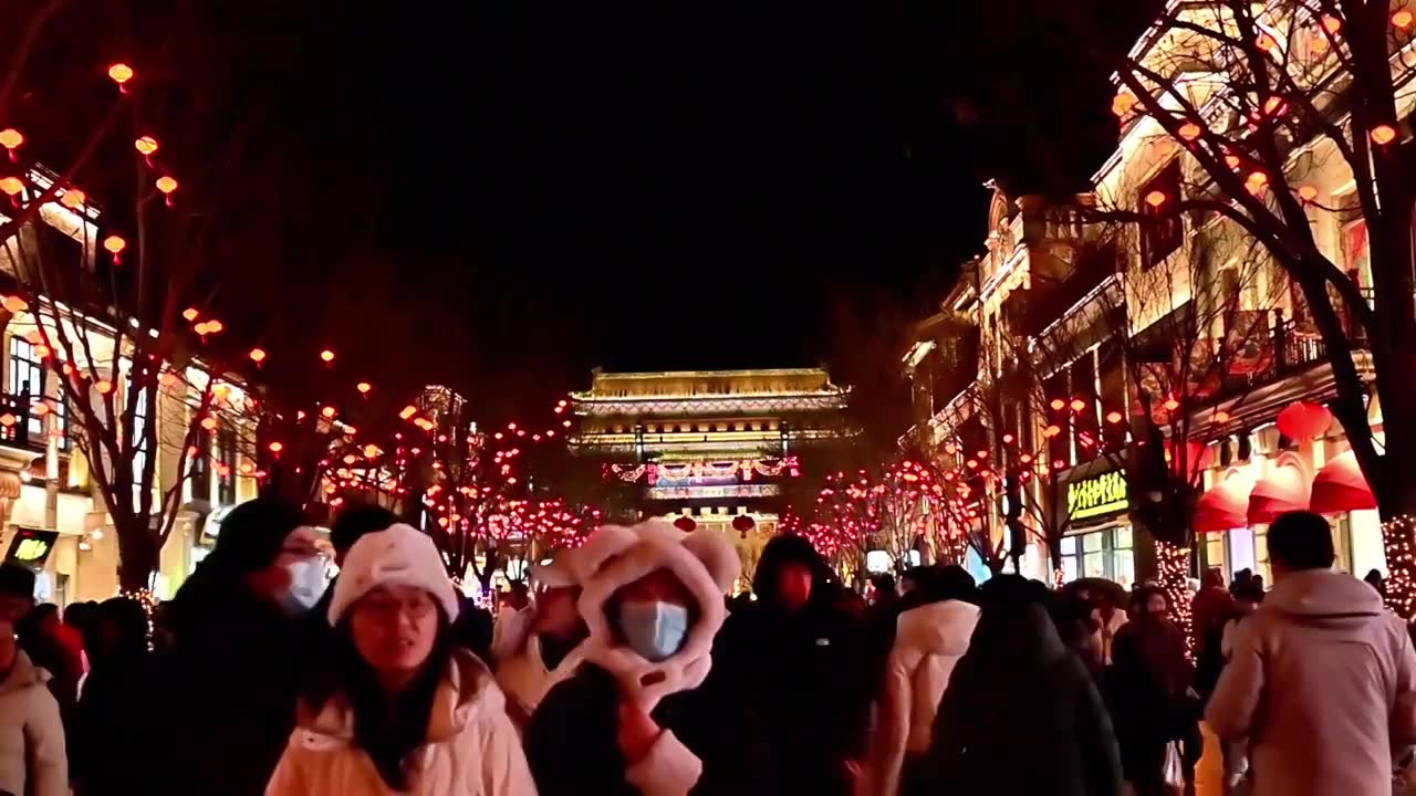 北京前门大栅栏春节过年花灯灯会夜景人流视频素材