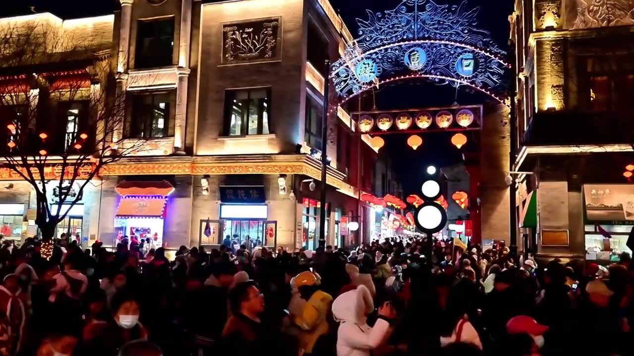 北京前门大栅栏春节过年花灯灯会夜景人流视频素材