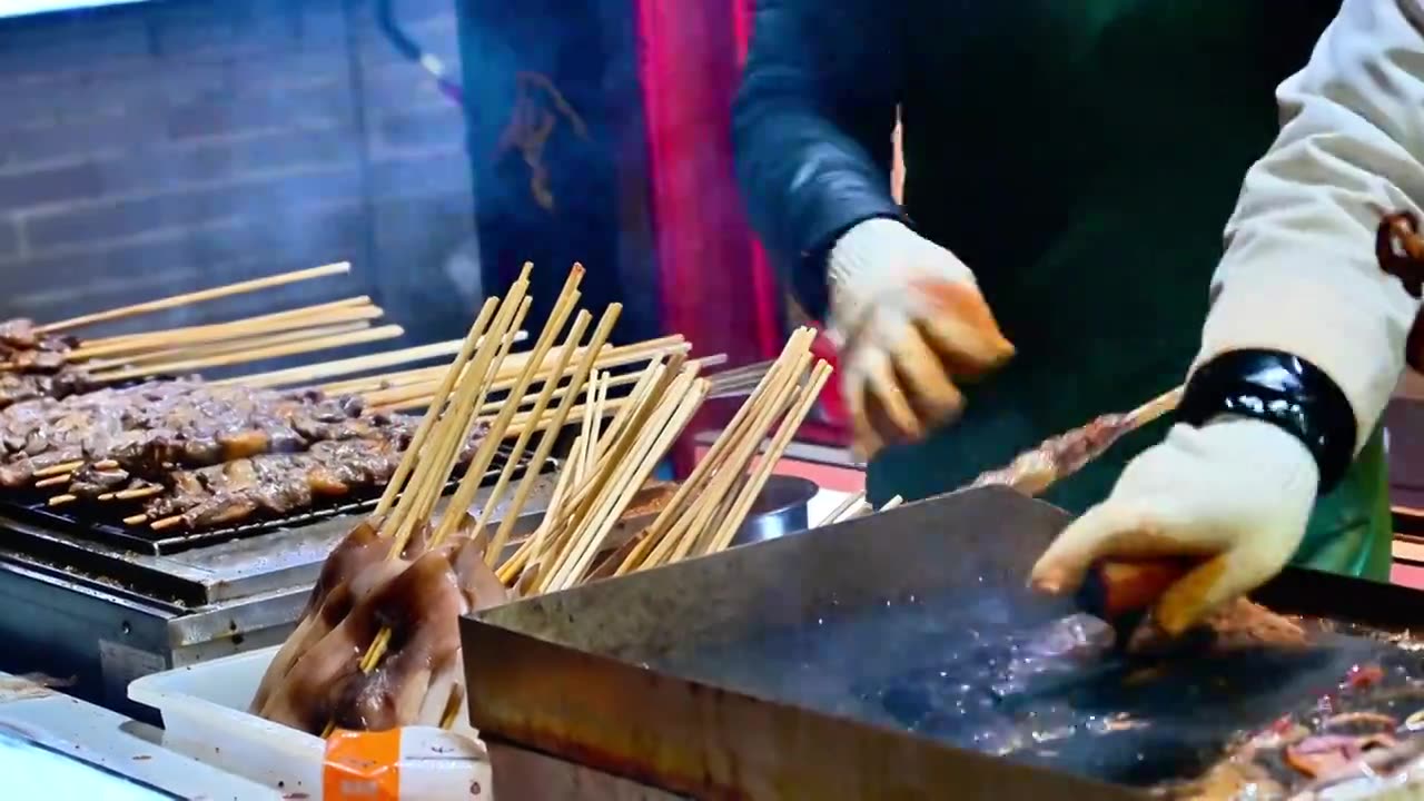 北京地坛春节庙会特色美食小吃烟火气息视频素材