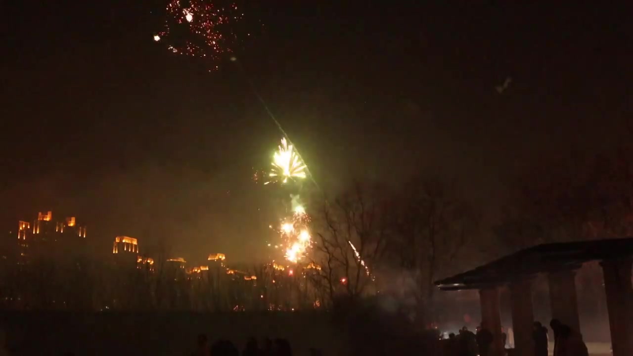 冬天春节除夕元宵节烟花爆竹焰火庆祝新年过年传统中国文化城市风光视频素材