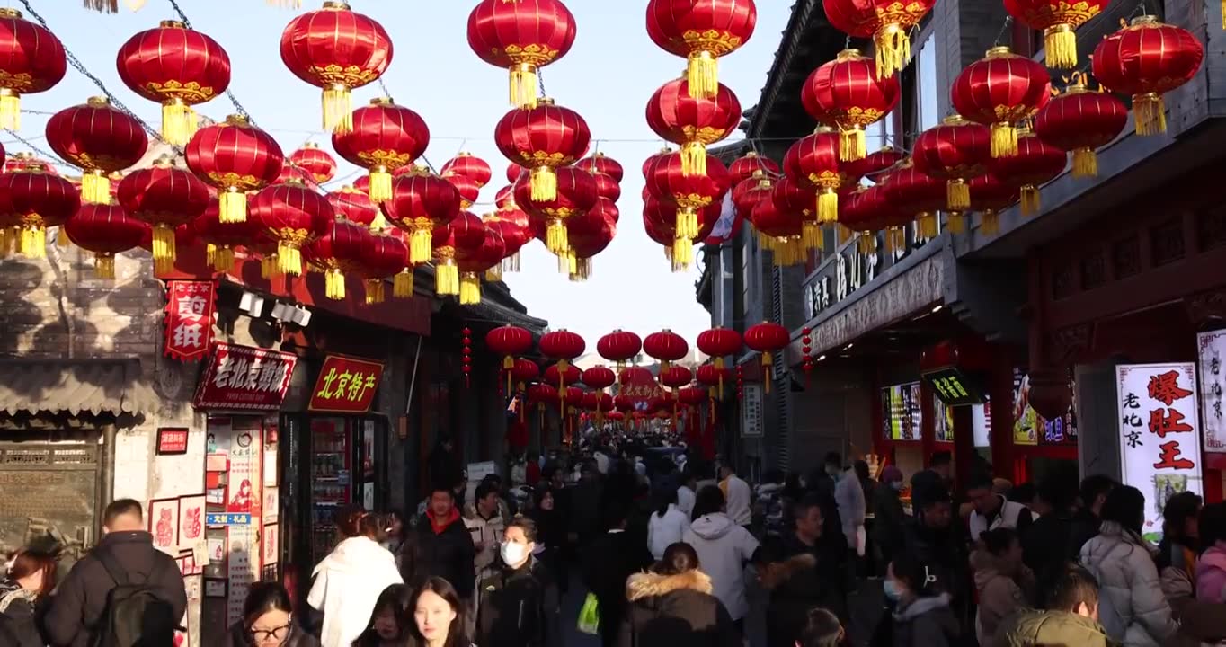 北京后海烟袋斜街元宵节挂满灯笼视频素材