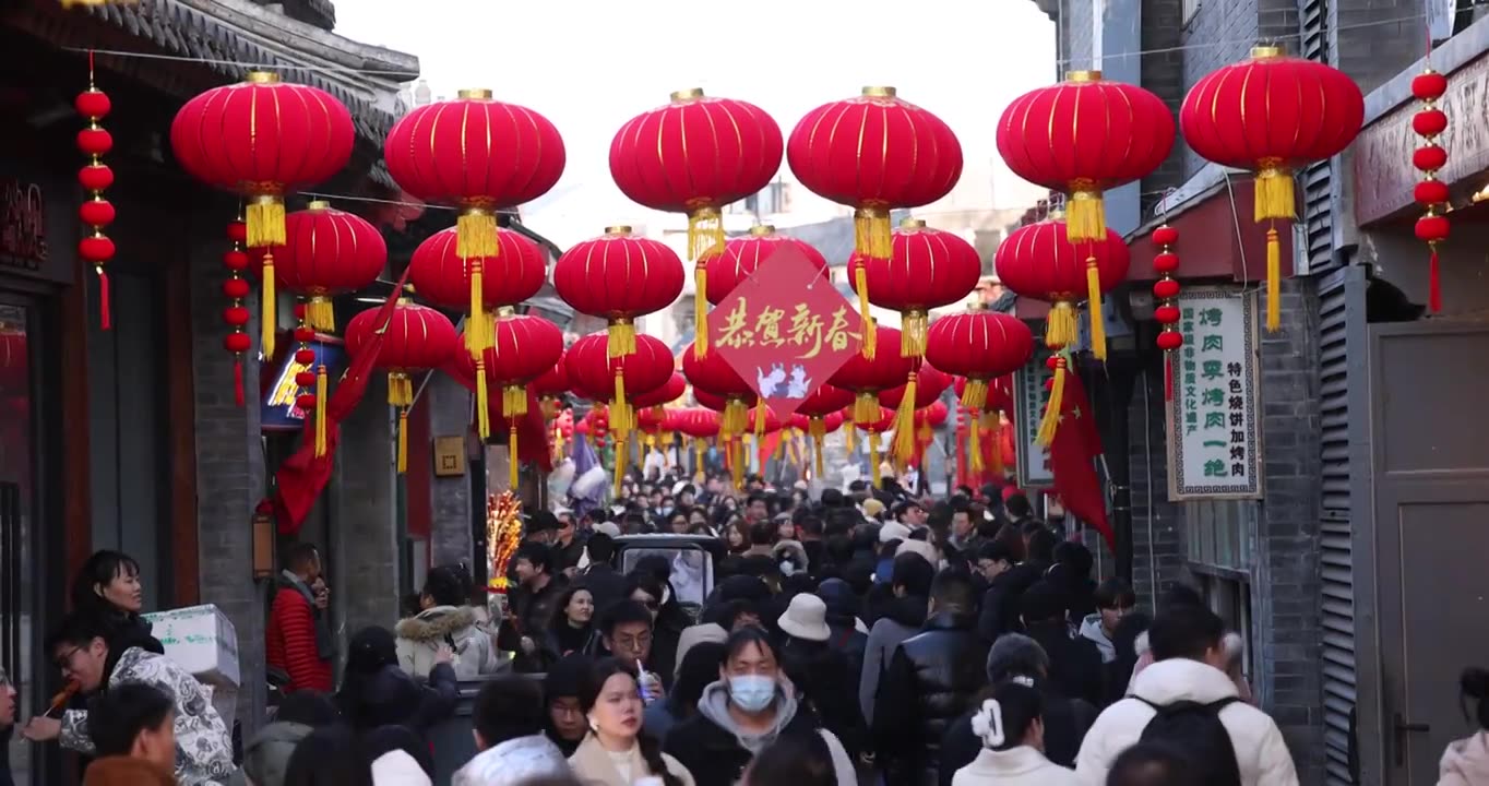 元宵节北京后海的烟袋斜街游客很多视频素材