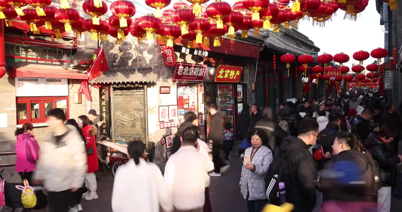 元宵节北京后海的烟袋斜街游客很多视频素材