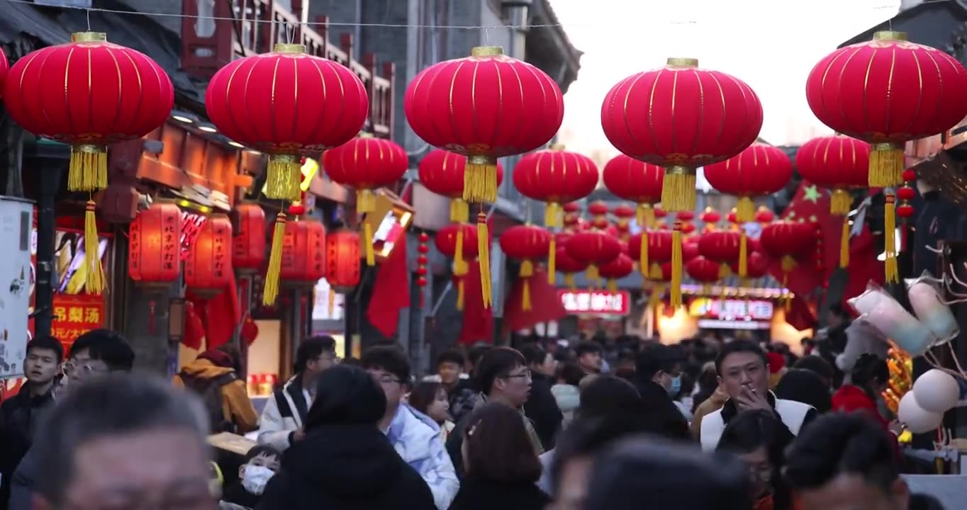 元宵节后海烟袋斜街挂满了红灯笼视频素材