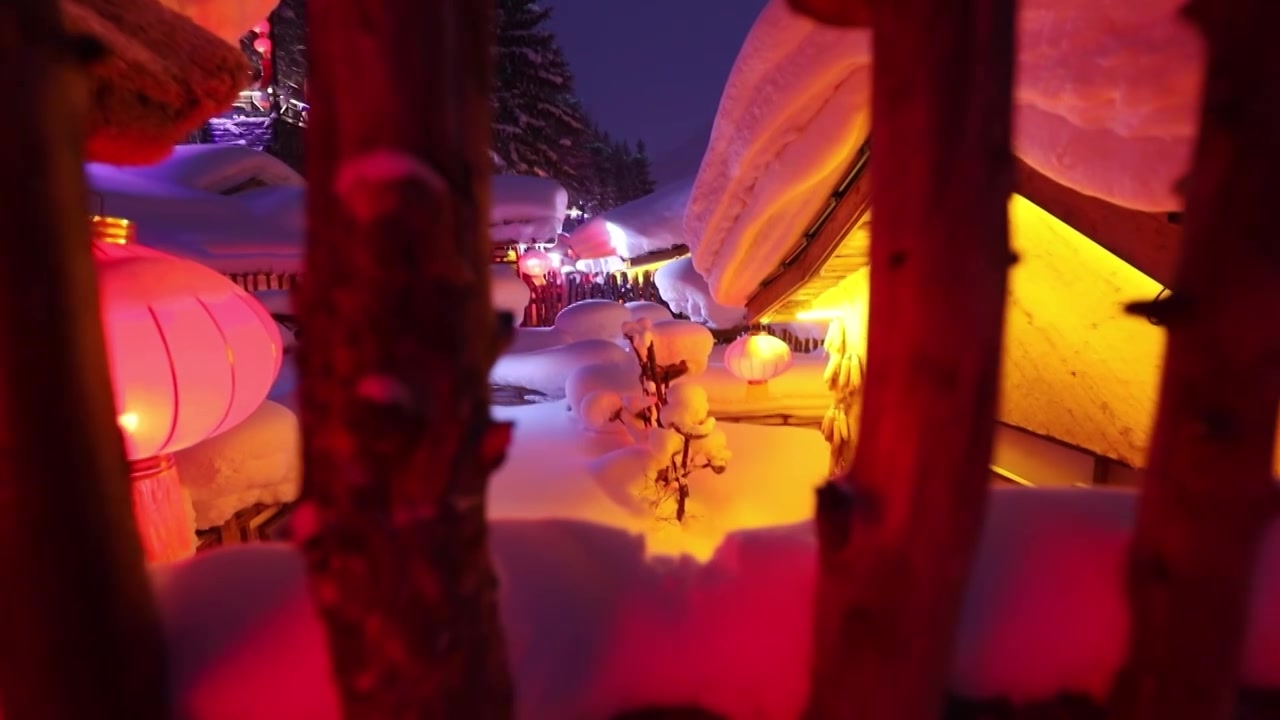 东北雪乡的夜景，夜晚灯光童话般的世界，东北旅游热门景点视频素材