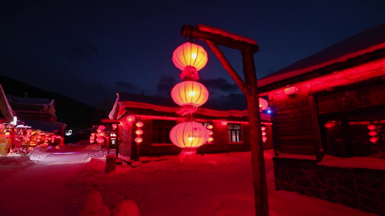 东北雪乡的夜景，夜晚灯光童话般的世界，东北旅游热门景点视频素材