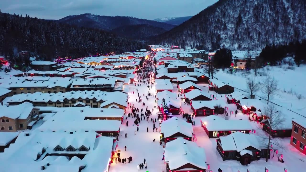 东北雪乡的夜景，夜晚灯光童话般的世界，东北旅游热门景点视频素材