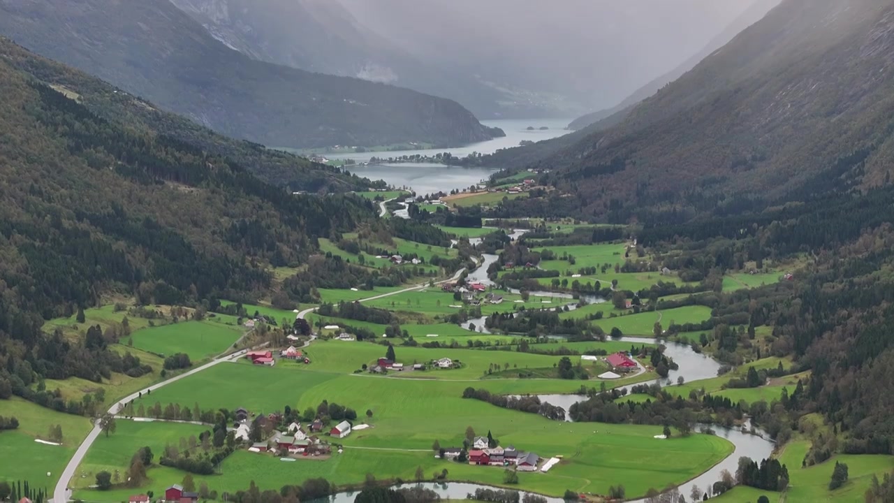 北欧挪威，松恩-菲尤拉讷郡（因维克）Innvikfjorden——斯特林小镇Stryn航拍视频素材