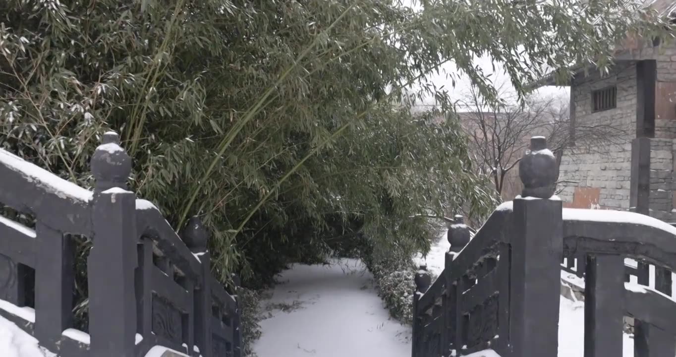 冬季河南省焦作市影视城下雪慢动作4K高清视频素材