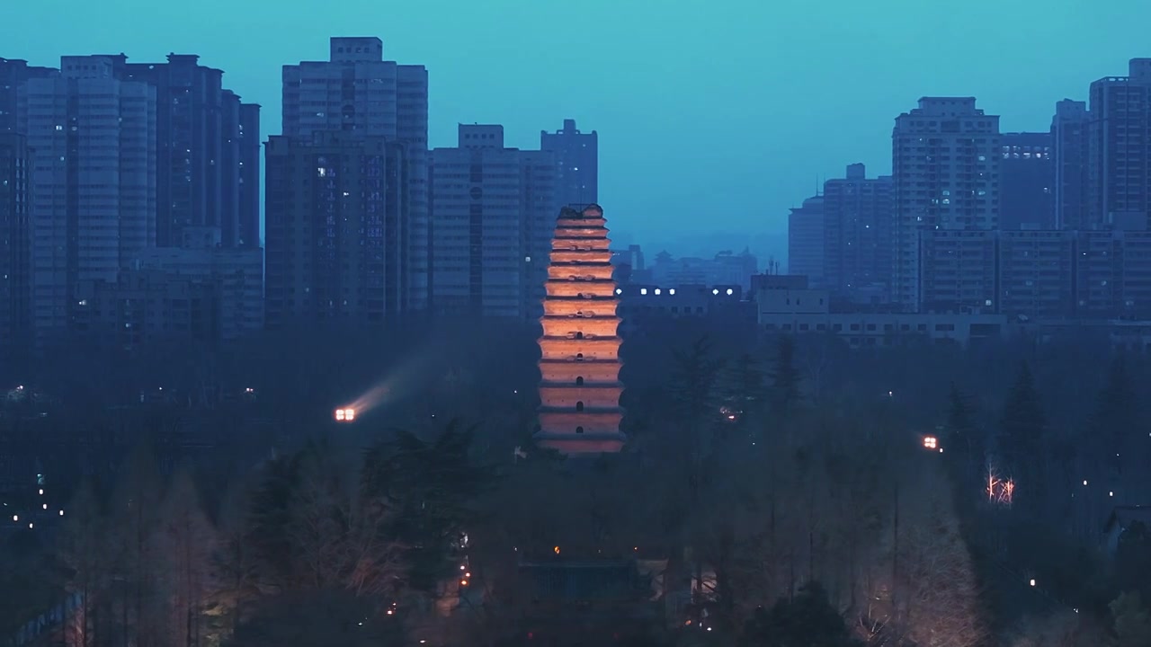 西安小雁塔干净通透夜景航拍视频素材