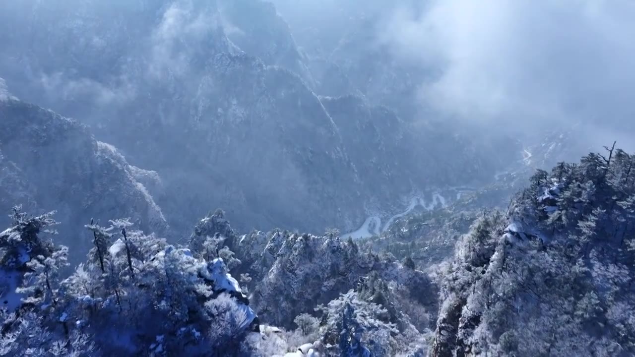 雪景雾凇云海群山中国国画山水航拍视频素材