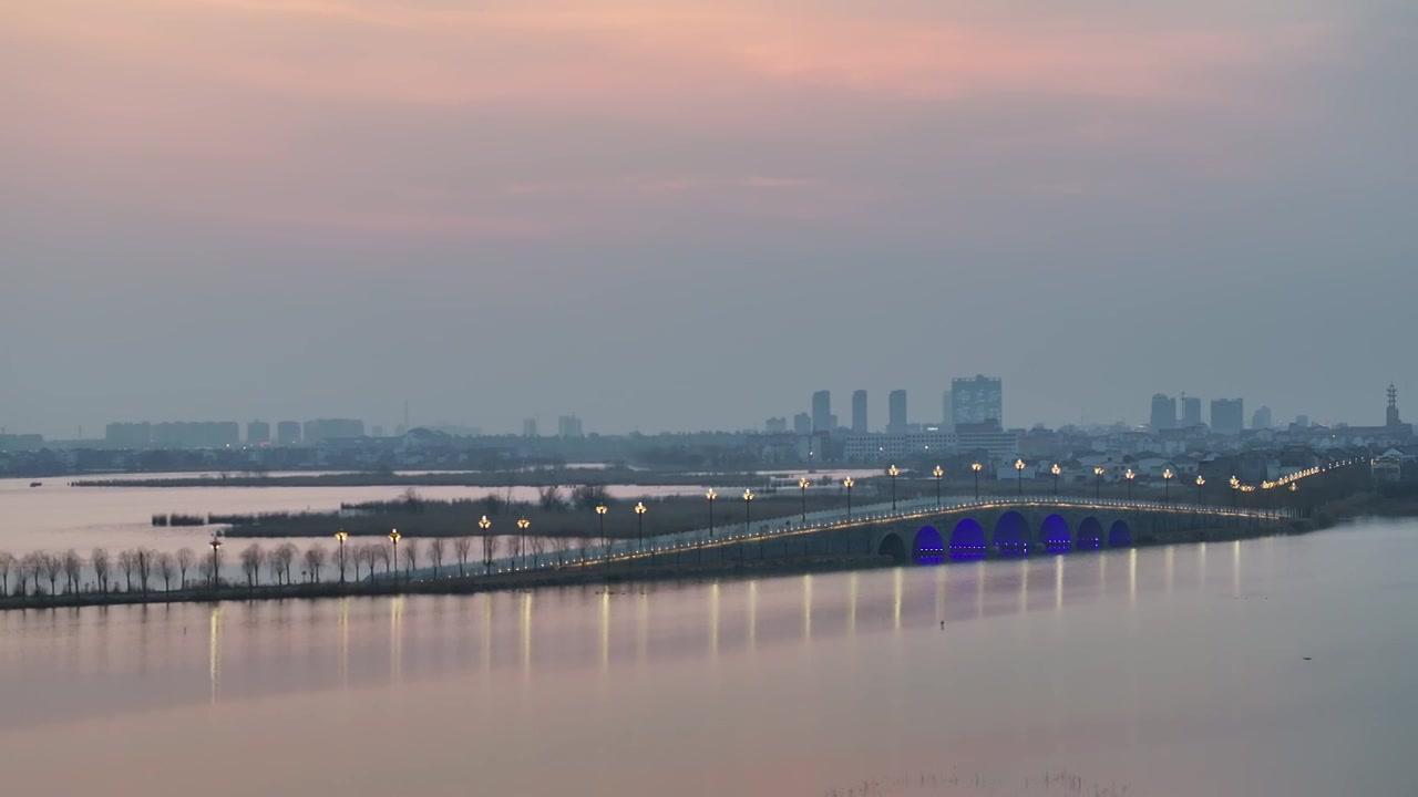 淮阳龙湖国家湿地公园冬天日落中长焦大场景视频素材