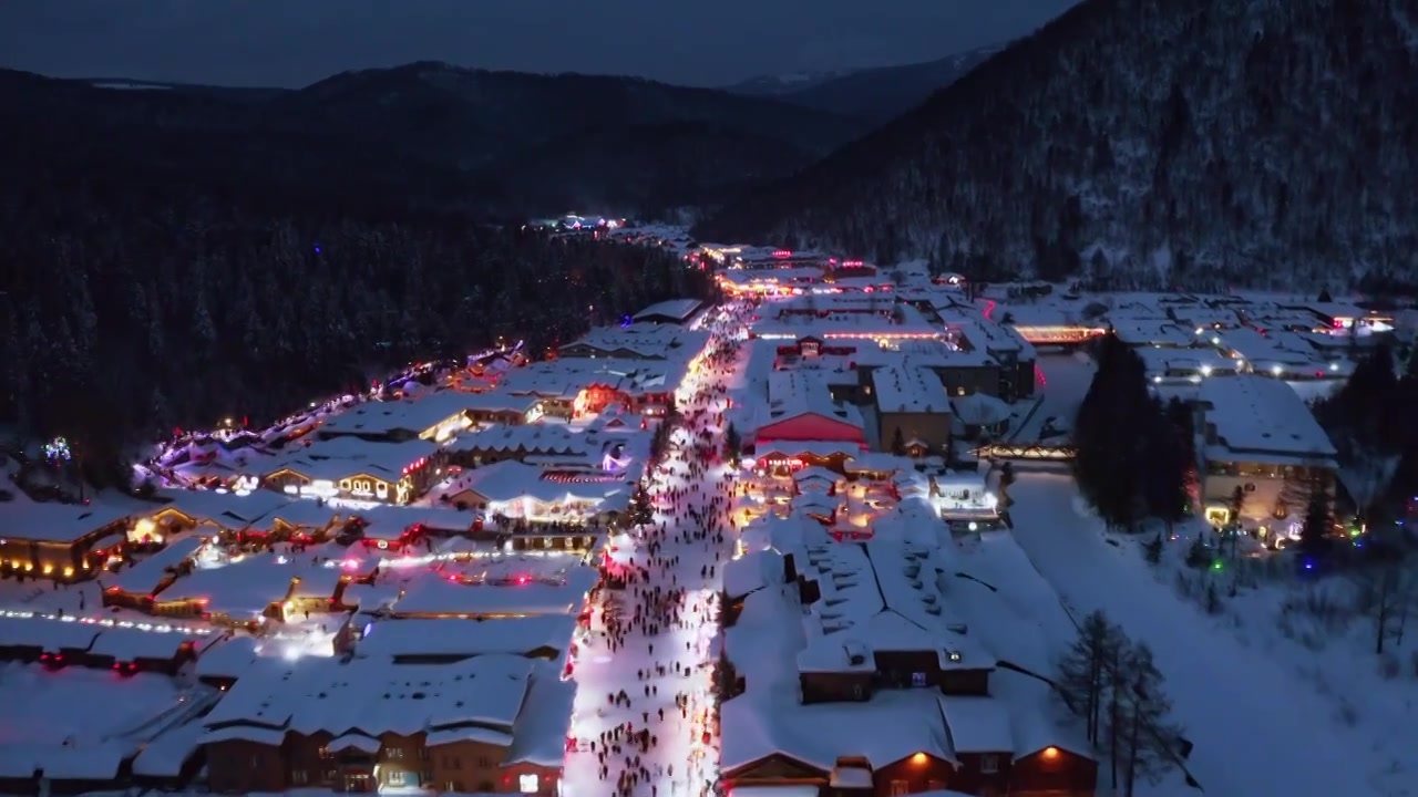 东北雪乡的夜景，东北旅游热门景点，雪乡的童话世界视频素材