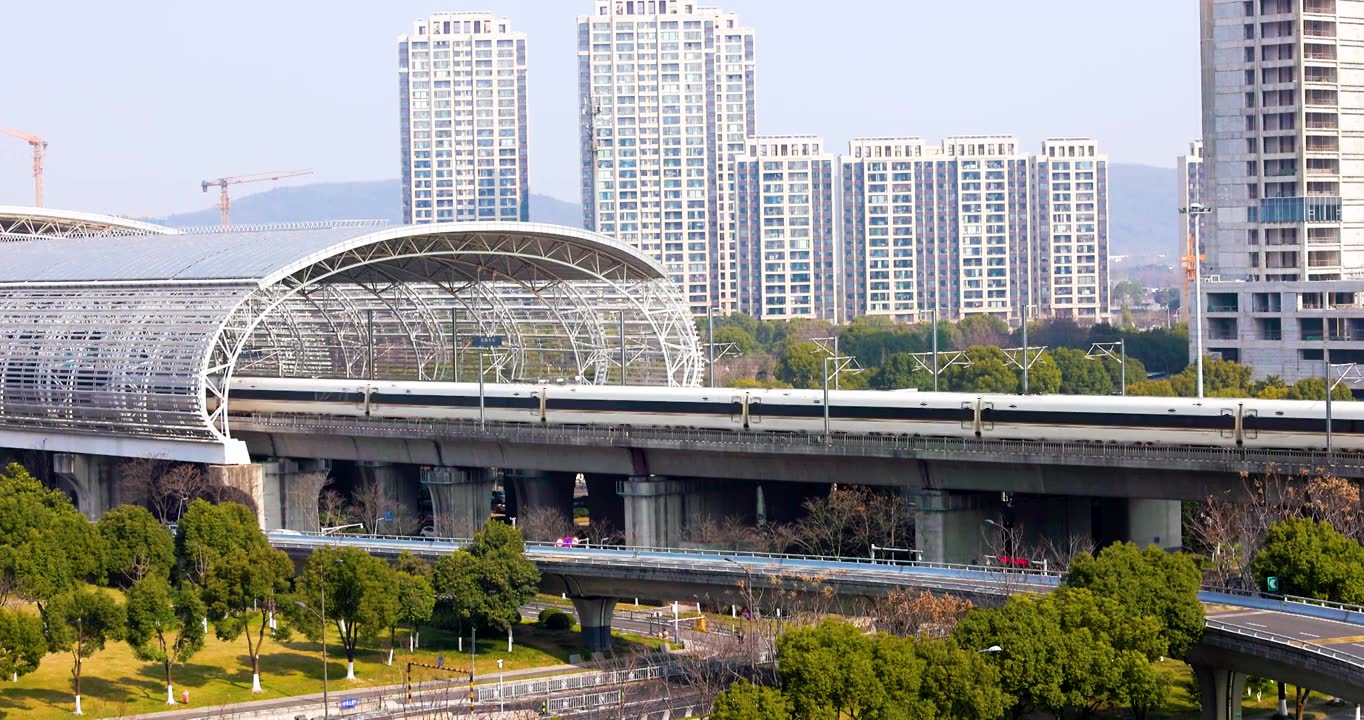 江苏省无锡市火车站东站京沪铁路高铁进站出站画面视频素材