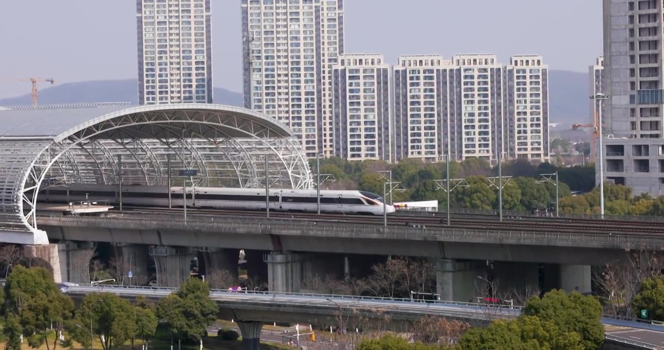 江苏省无锡市火车站东站京沪铁路高铁进站出站画面视频素材