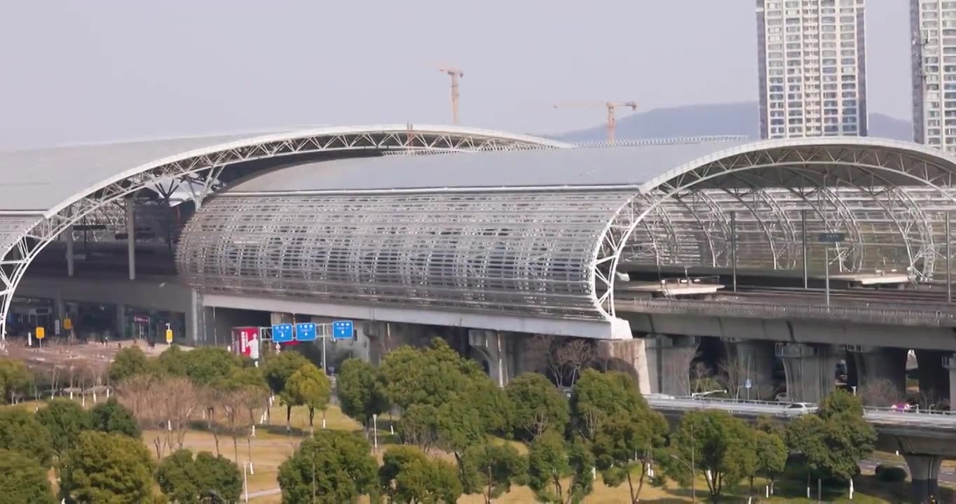 江苏省无锡市火车站东站京沪铁路高铁进站出站画面视频素材