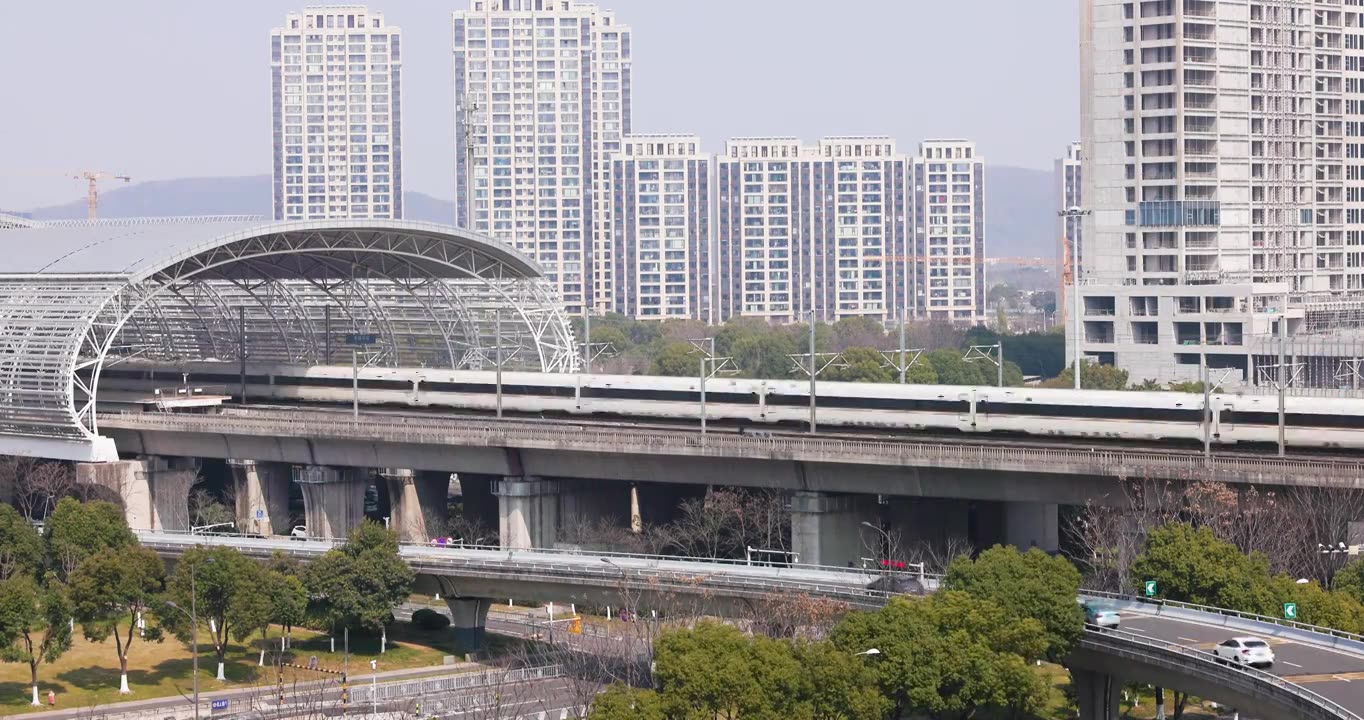 江苏省无锡市火车站东站京沪铁路高铁进站出站画面视频素材