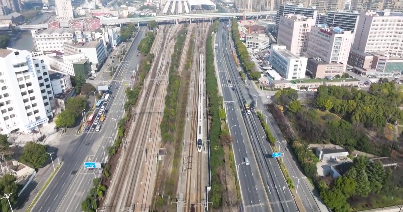 江苏省无锡市火车站京沪铁路高铁进站出站画面视频素材