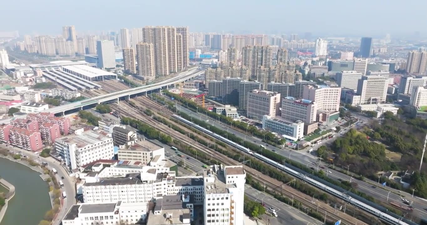 江苏省无锡市火车站京沪铁路高铁进站出站画面视频素材