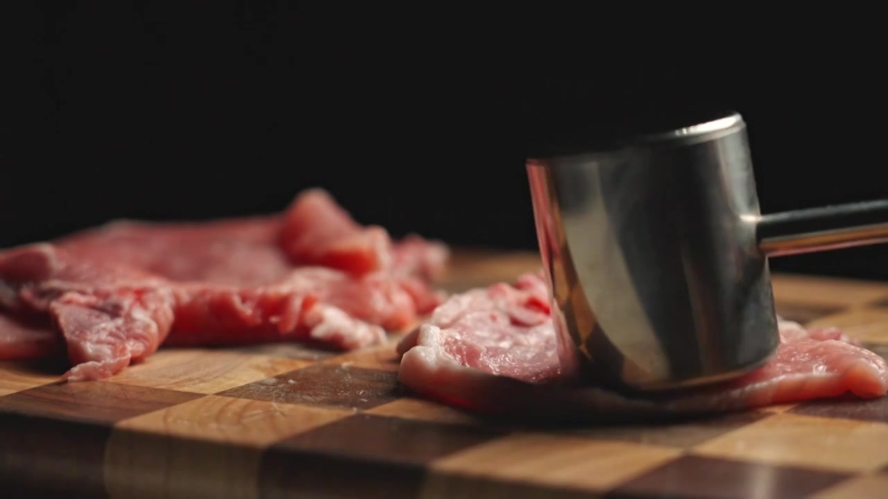 用松肉锤拍打猪大排慢动作视频素材