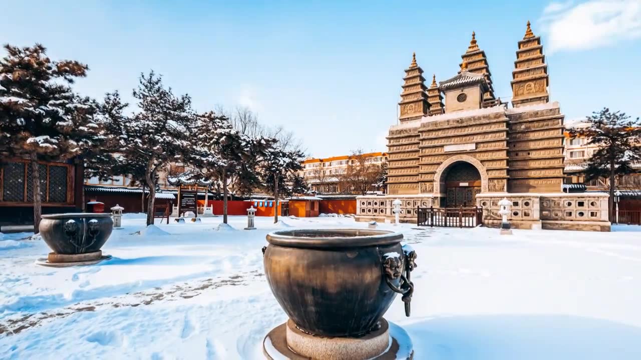 中国内蒙古呼和浩特清代五塔寺冬季建筑雪景延时摄影视频素材