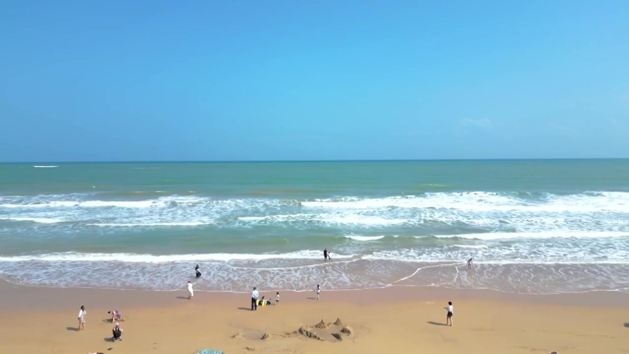 航拍海南琼海：博鳌海岸线沙滩自然风光与游客视频素材