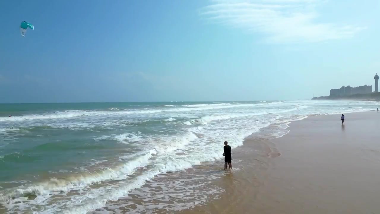 航拍海南琼海人像：爷爷和孙子在博鳌海岸线沙滩嬉戏冲浪视频素材