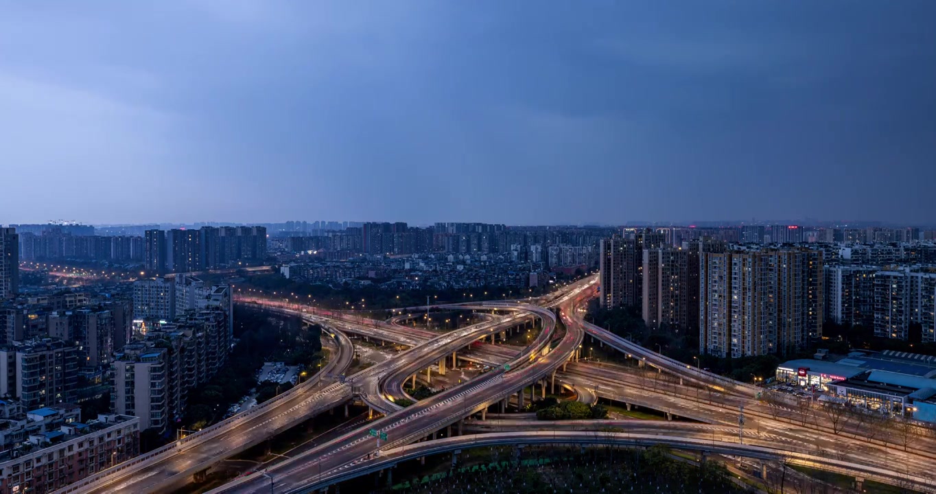 成都 日转夜 车辆穿梭 灯火通明的 苏坡立交桥 城市发展 夜景 延时 灯火璀璨 城市繁华视频下载