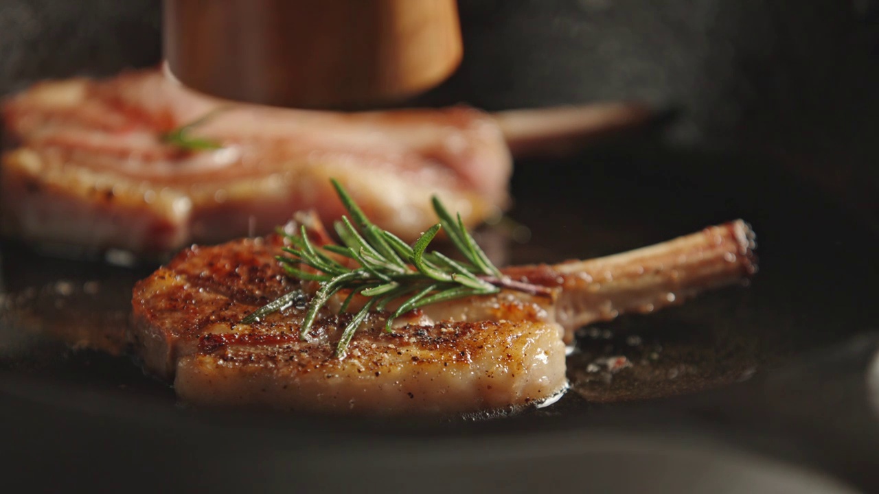 煎羊排羊肉铸铁锅煎锅平底锅美食特写视频素材