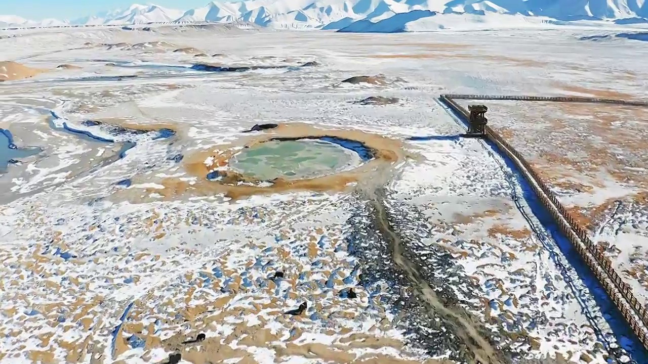 航拍冬季雪后中国新疆克州阿克陶木吉火山口与木吉河视频素材